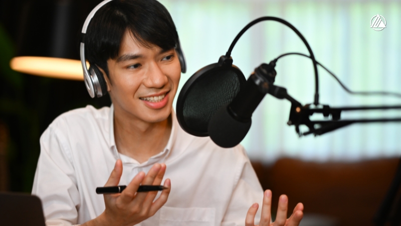 Podcast có thể được kiếm tiền thông qua nhiều cách như quảng cáo, tài trợ, bán hàng trực tiếp hoặc đăng ký thành viên